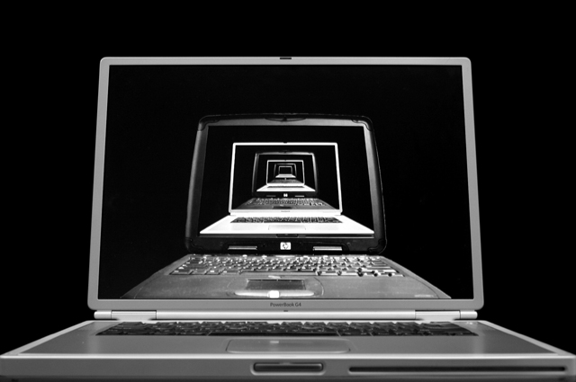 Apple vs. Personal Computer: Battle of digital imagers and main stream computer users