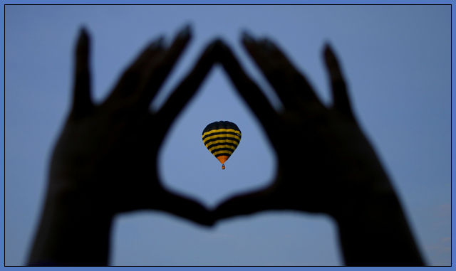 Hot air balloon through my fingers