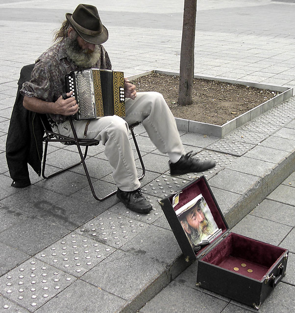 Hopeful performance in Old Montréal