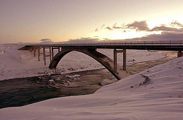 The bridge between night and day