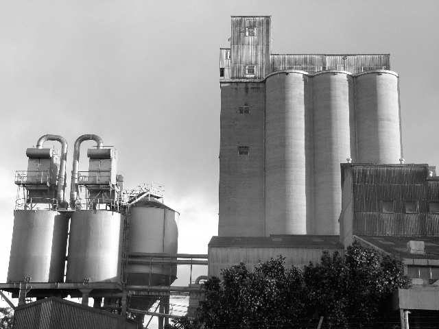 SILO IN THE MORNING.