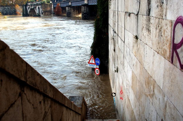 Too late... for bicycling along the Tiber river (Rome)