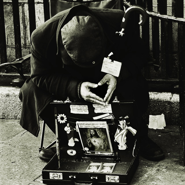 Man with the case (A tribute to Dorothea Lange)
