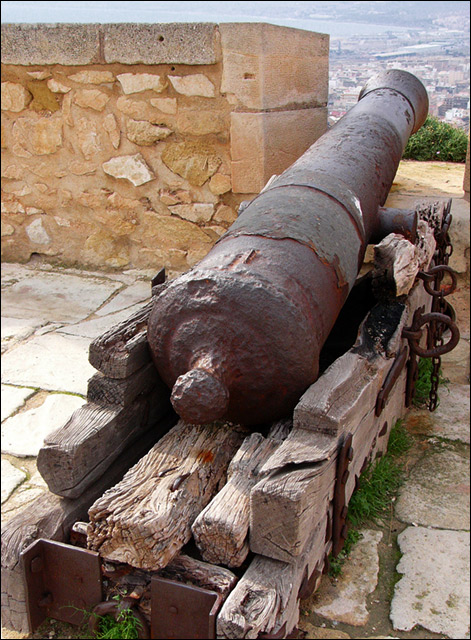 Broken cannon at the Castle