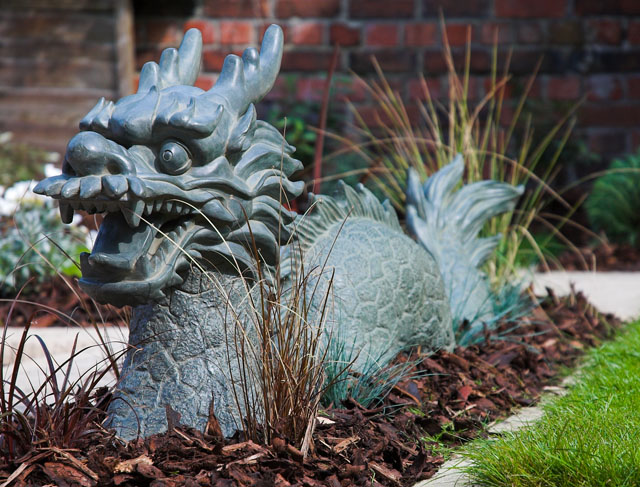 Garden guardian, lurking