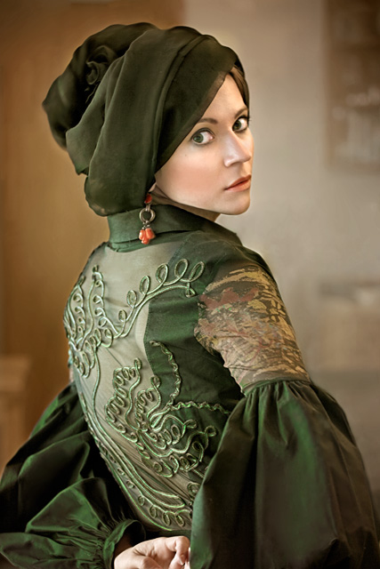 Jeune femme &agrave; la robe verte
