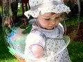 la petite fille dans la bulle