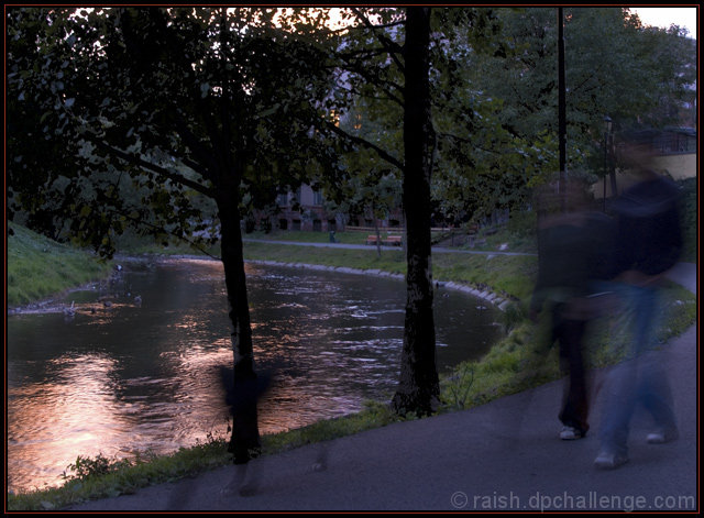 Deux Êtres et un Chien Devant la Rivière