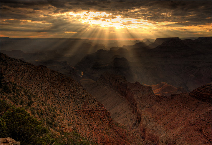 "Rayning"  on the Canyon