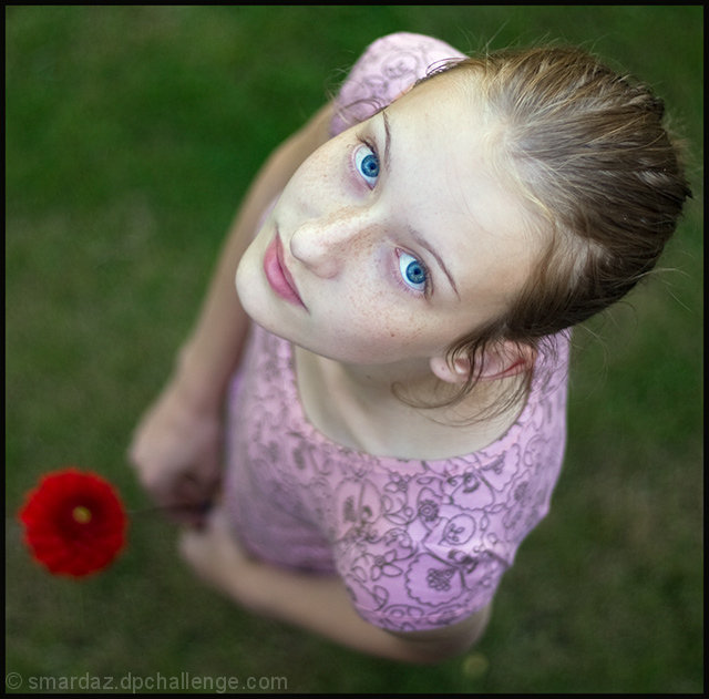 petite fille avec la fleur