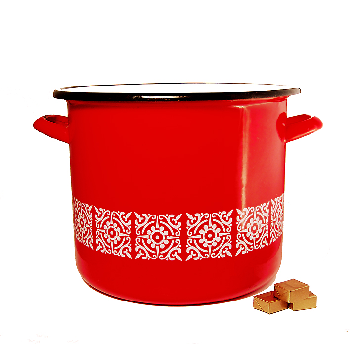 Stockpot and stock cubes