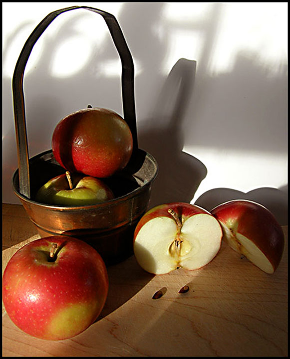 LIGHT - SHADOWS -APPLES