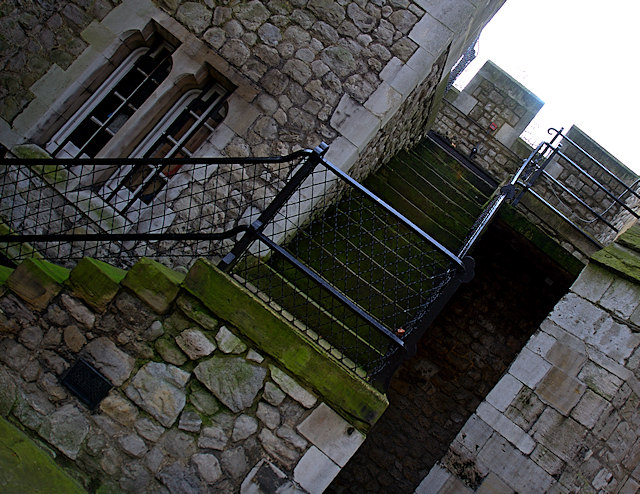 Please hang on to the rail when climbing the steps