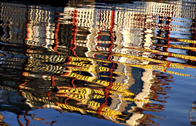 Houseboat reflected