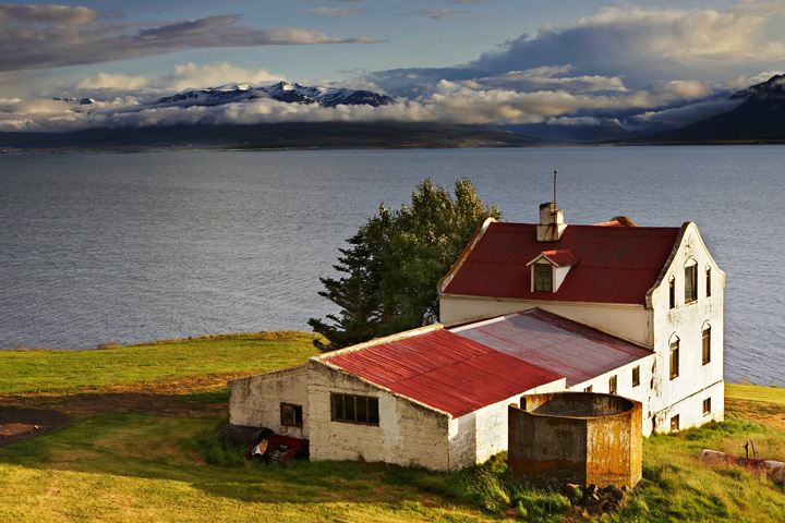 Mountains wrapped in skyes across the bay(skymountain)