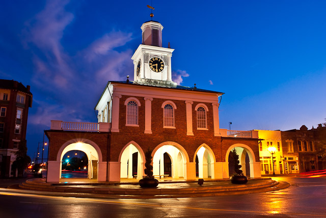 Clock face in traffic circle