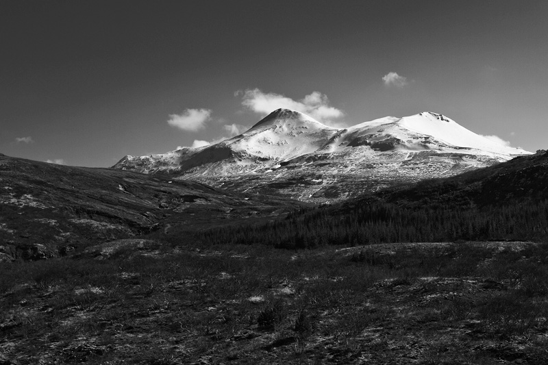 Snowy Peaks of Botns&uacute;lur