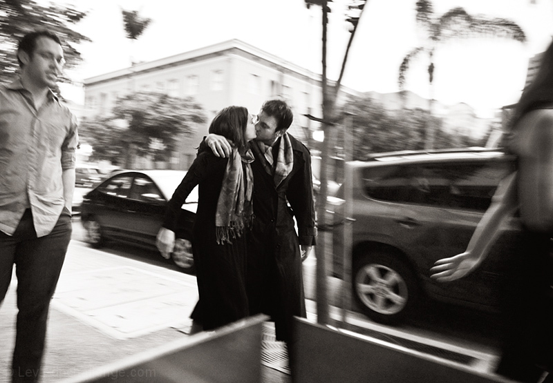"The kiss" a la Robert Doisneau