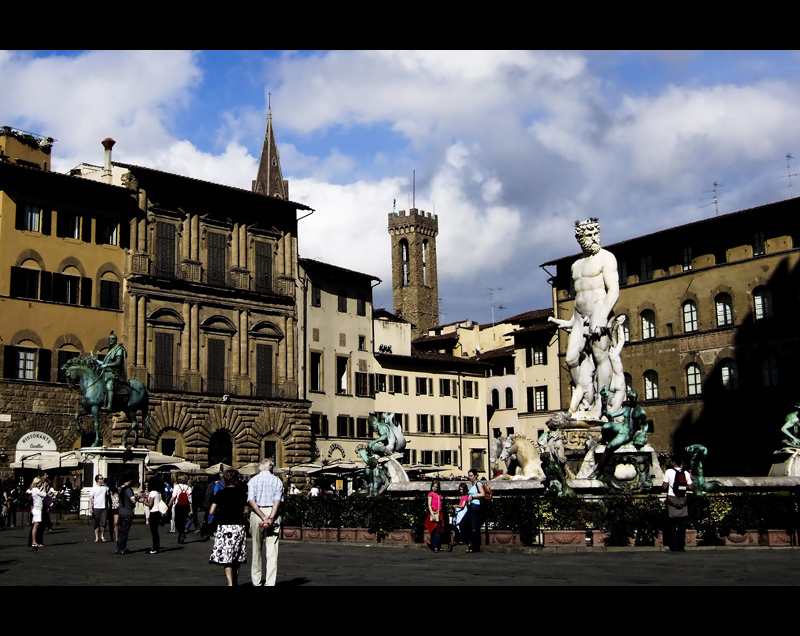 Monuments in Piazza della Signora