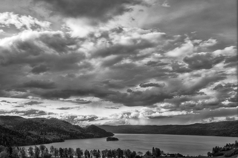 Holsfjord before the rain
