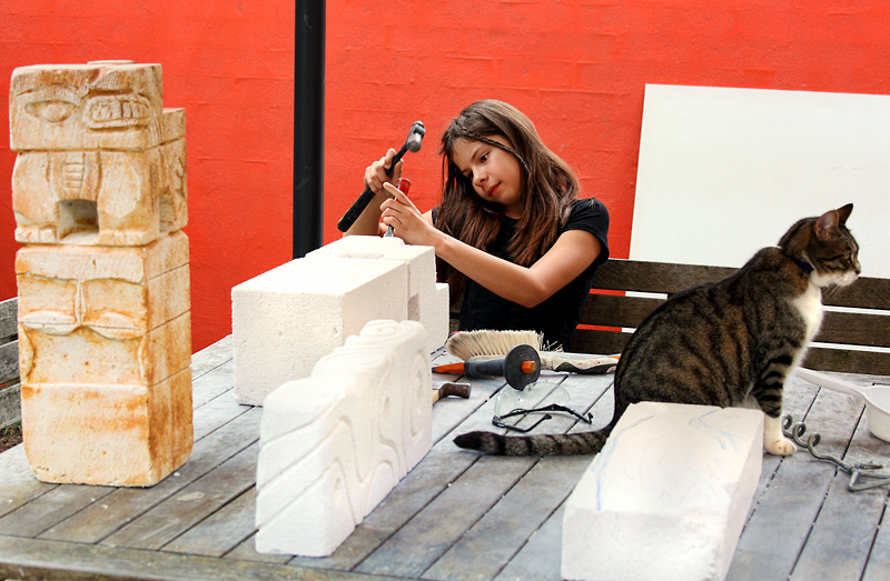 The sculptor and her muse