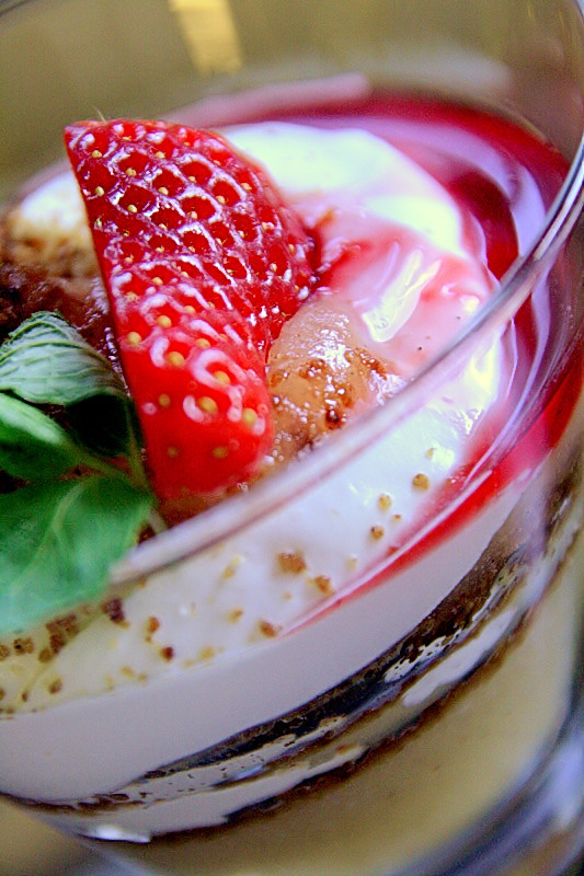 Gelato with applesause, caramelized breadcrumb, strawberry coulis and mint