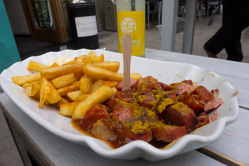 Bratwurst und Pommes frites