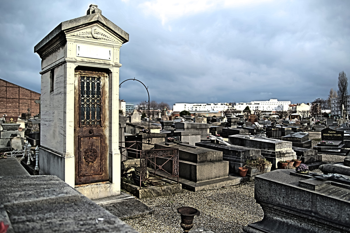 Dying Mausoleum 