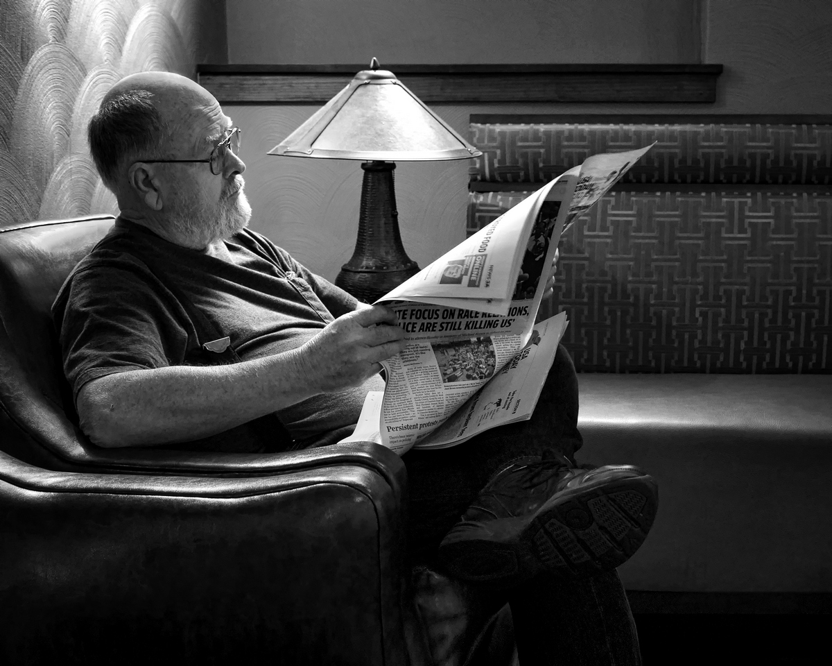 Newspaper man. Человек с газетой. Мужчина с газетой. За чтением газеты. Чтение газет фото.