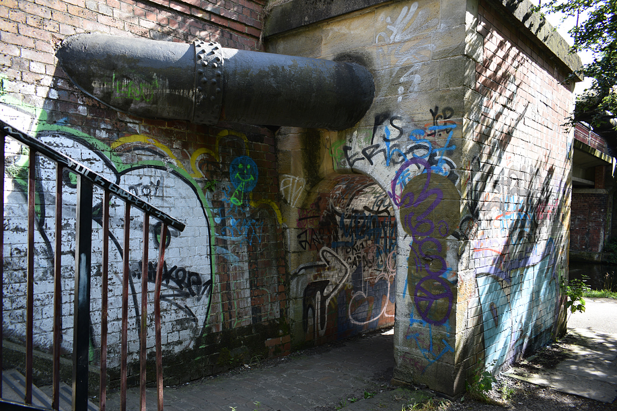 Canal-side Graffiti 