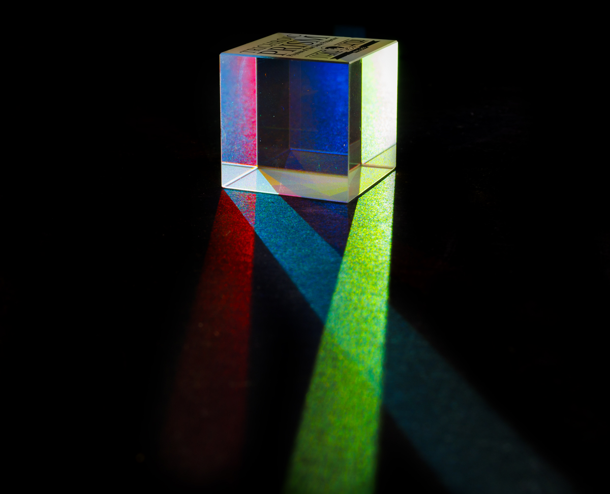 Refracting white light on Trichroic Prism