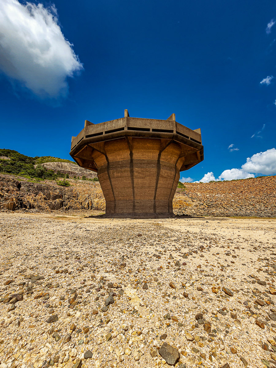 waterless siphon spillway