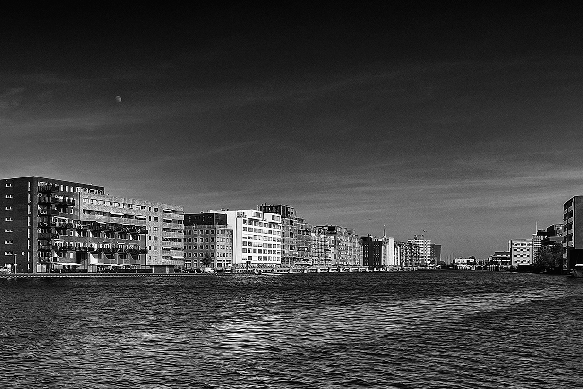 The river, the city and the moon