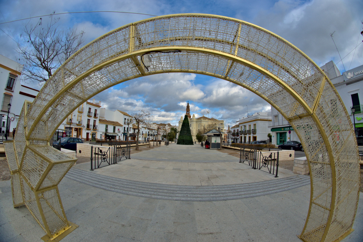 Paseo del Estatuto, a promenade in a town center