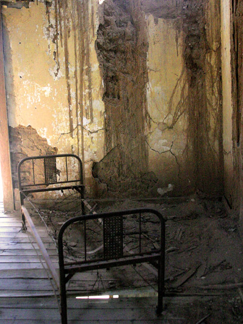 Creepy-Bedframe