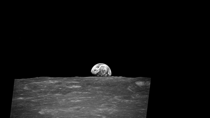 Earthrise_apollo8_19681224_bw_lrg