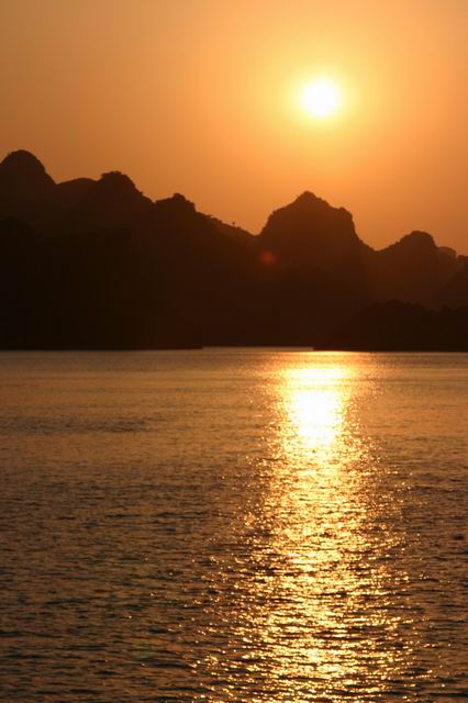 halong sunset.jpg