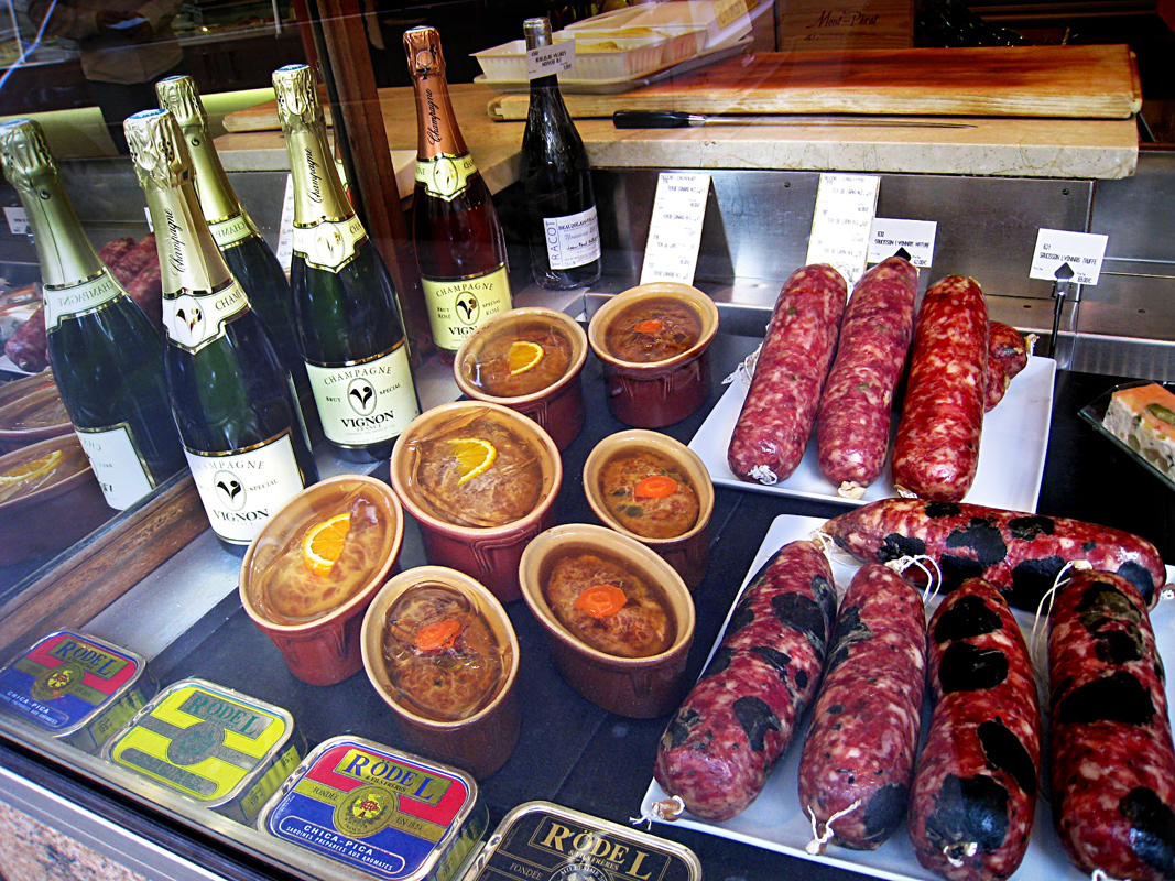 hors d'oeuvres and champagne