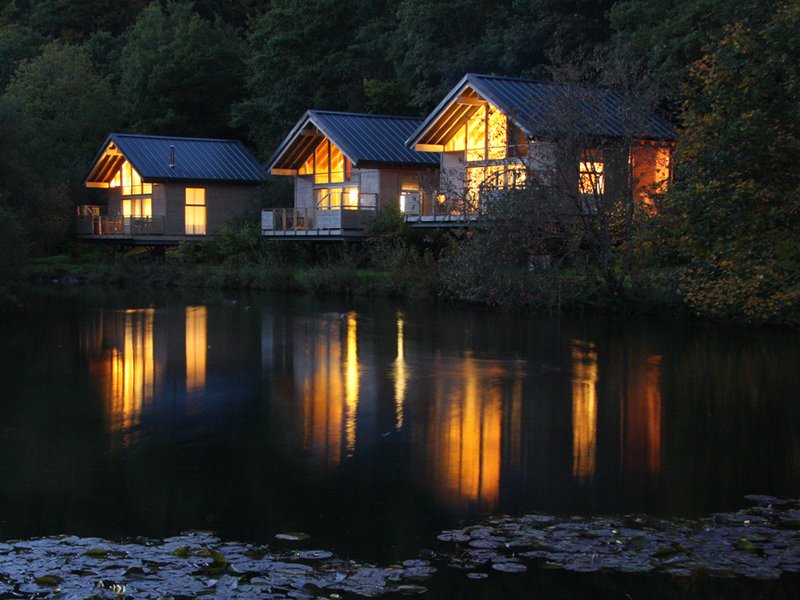 Lodges by night 2