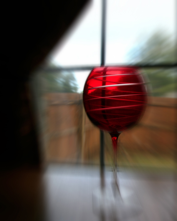  	 le verre à pied rouge 