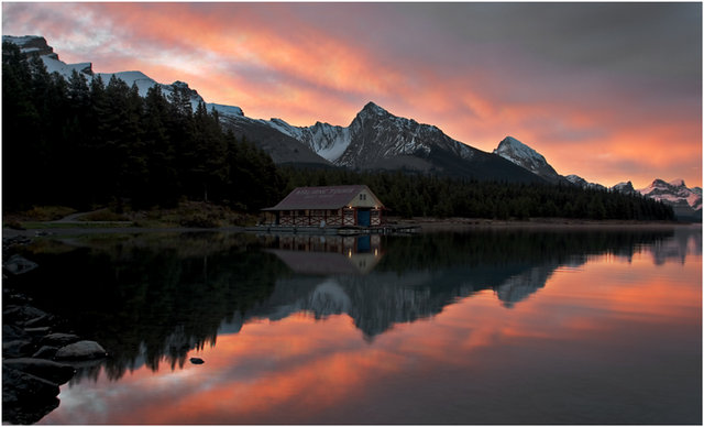 Maligne Lake at Sunrise in Fall.jpg