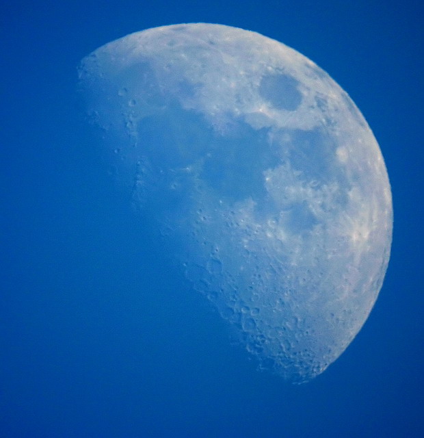 daytime_moon_12-19-04.jpg