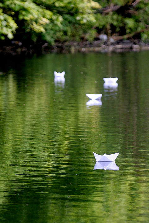 paper boats 3 croprotate selcont 720.jpg