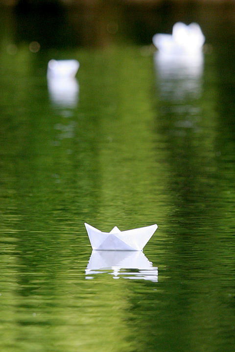 paper boats 5 croprotate clone selcont 720.jpg