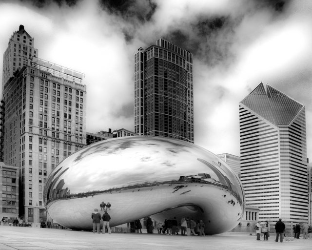 Chicago Bean (cloud gate) B/W