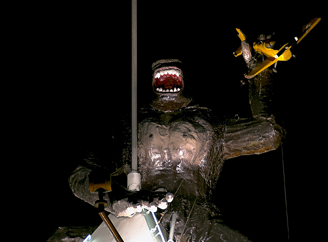 Messe King Kong at night