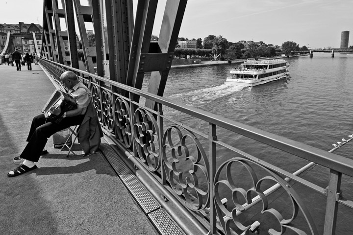 28.52 Accordian player on the bridge