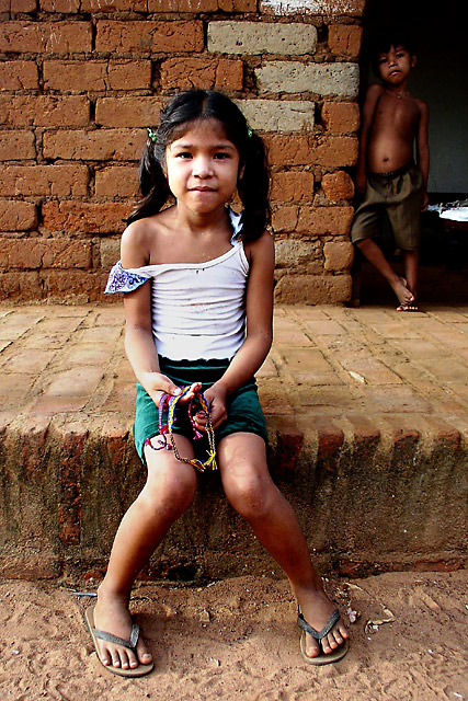 Bracelet weaver in Urubicha