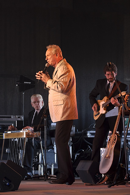 Mel Tillis stage side two hands on mic DPC-3199.jpg