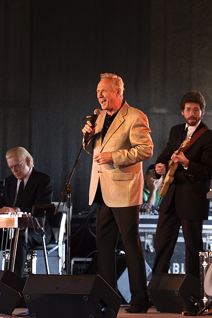 Mel Tillis stage sing smile Poteet Apr 06 DPC-3193.jpg